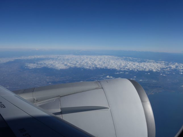飛行機の窓から