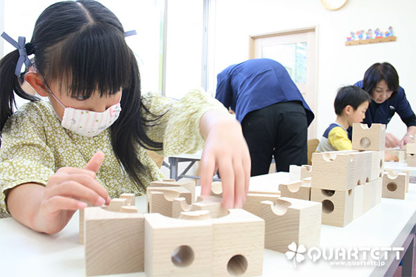 小学生の女の子が自由に取り組んでいます