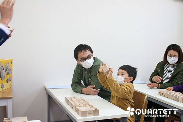 男の子が元気にパーツを見せている