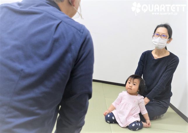 わらべうたを楽しむ親子