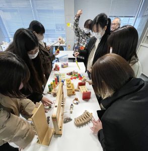 求人　木のおもちゃ　