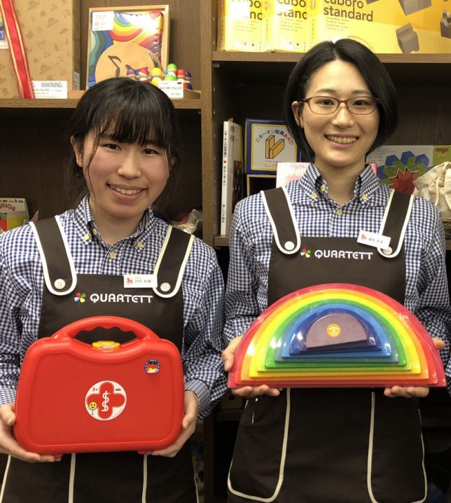 木のおもちゃ店スタッフ