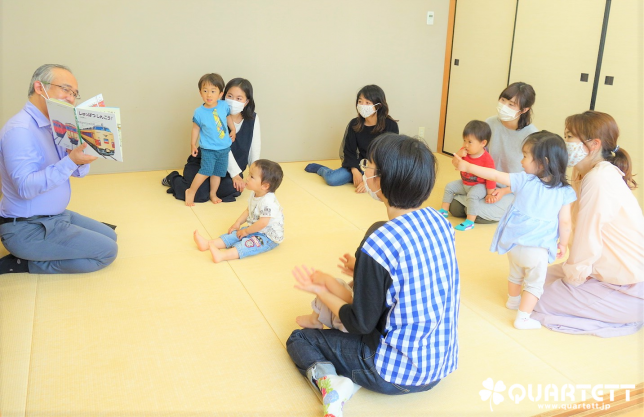 絵本の読み聞かせ