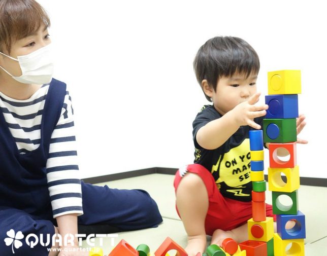 積木を楽しむ子供_カルテット幼児教室