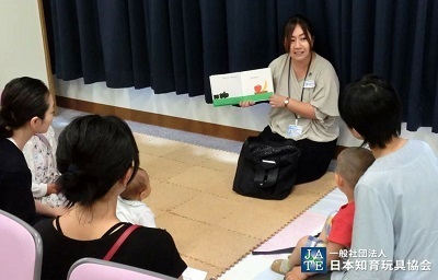 絵本の読み聞かせ