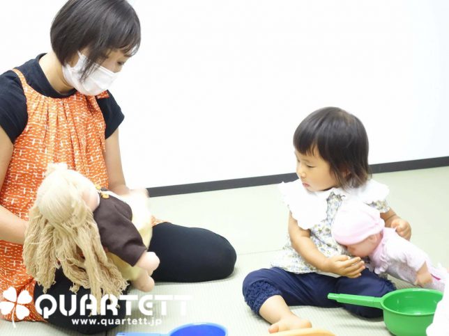 お人形遊びをする親子