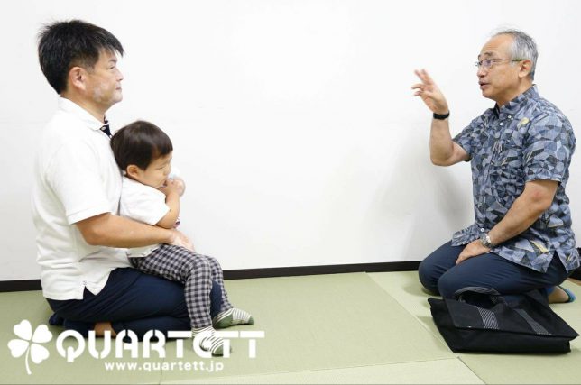 わらべ歌を楽しむ父と子