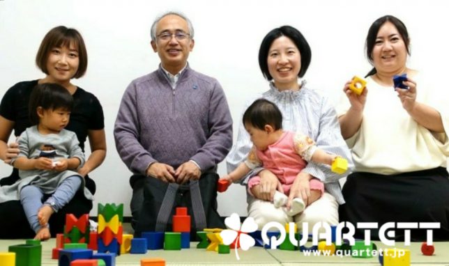 笑顔の母親と子ども