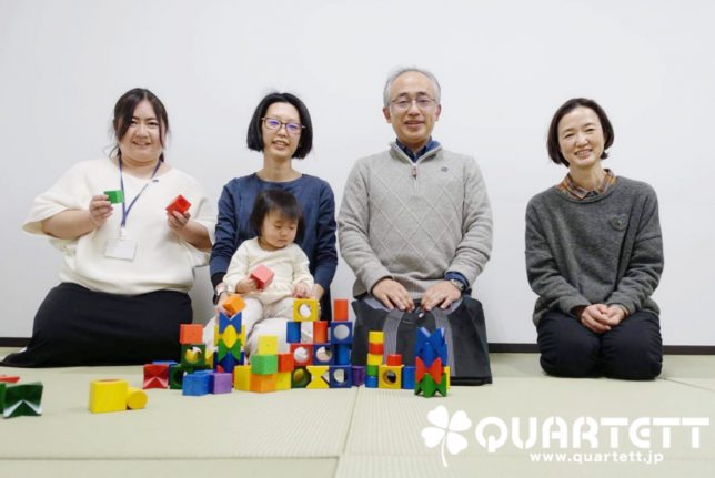 親子で積木を楽しむ