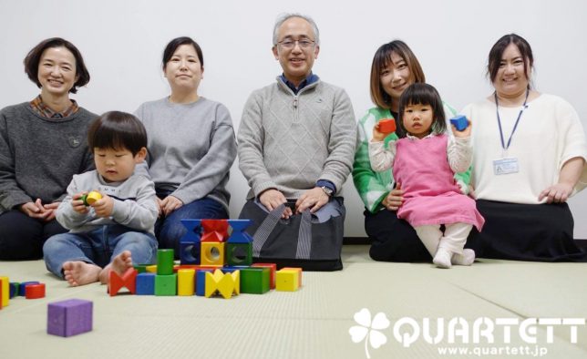 親子でおもちゃを楽しむ