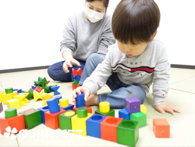 積木を楽しむ子ども