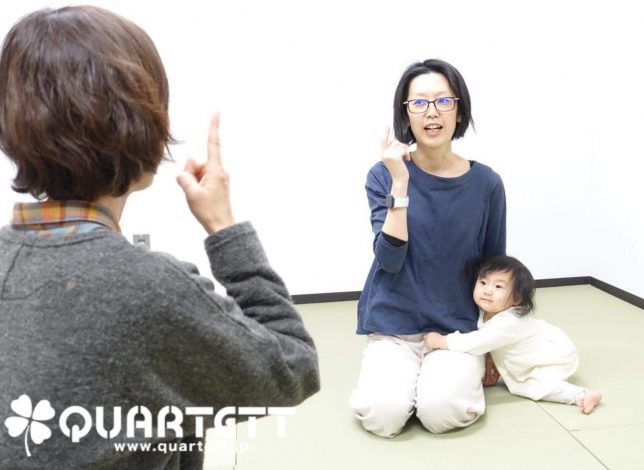 わらべうたを楽しむ親子
