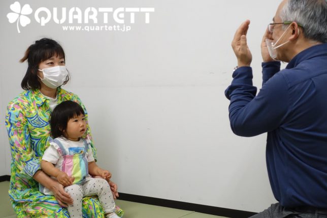 おもちゃで遊ぶ親子