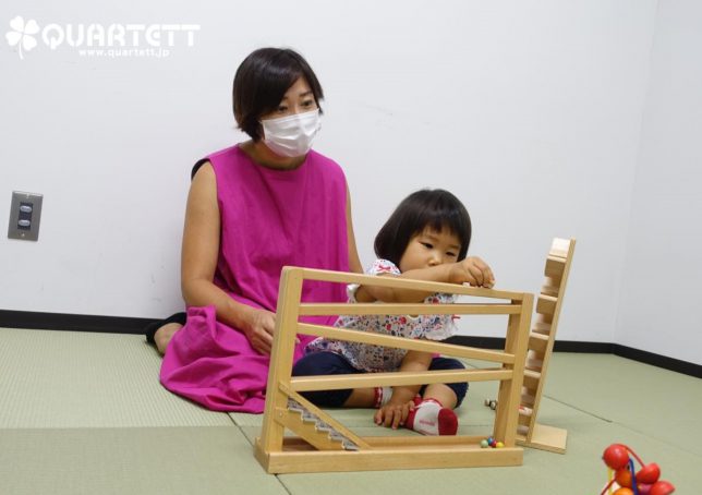 おもちゃで遊ぶ