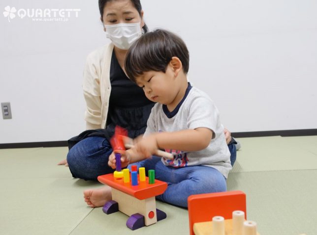 おもちゃで遊ぶ