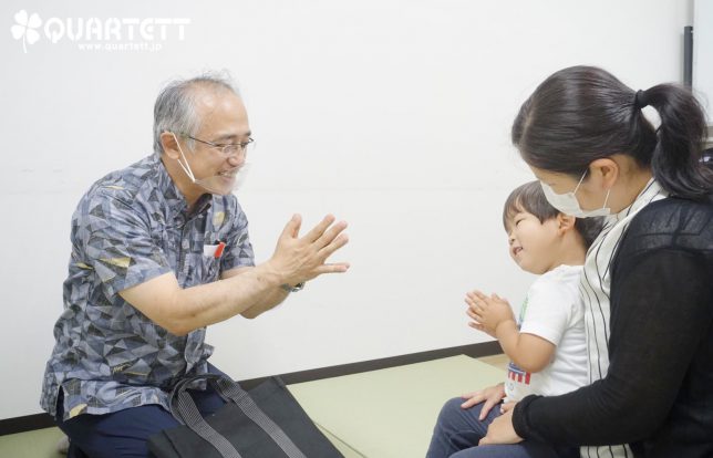 わらべうたを楽しむ親子