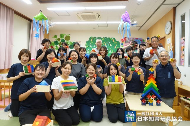 保育環境で積木を整える