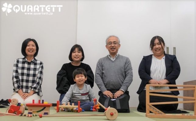 親子でおもちゃを楽しむ