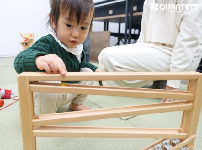 おもちゃで遊ぶ子ども