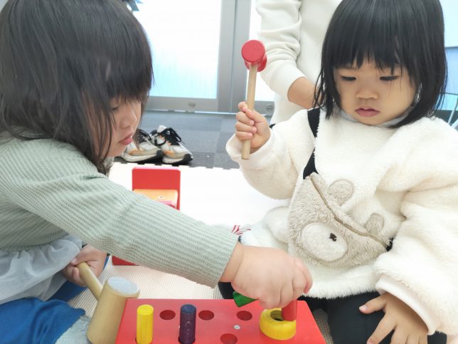 叩くおもちゃと子ども