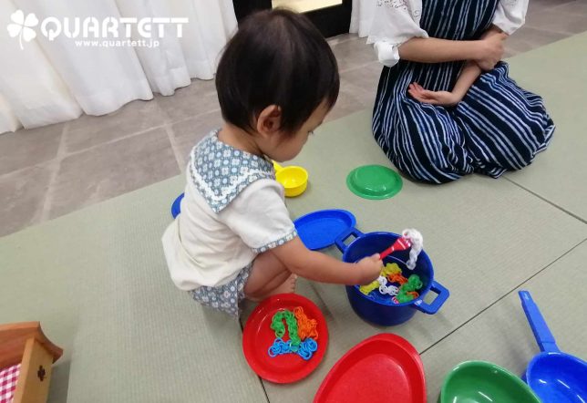 おもちゃで遊ぶ