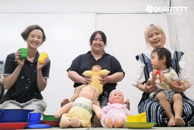 人形とままごとで遊ぶ