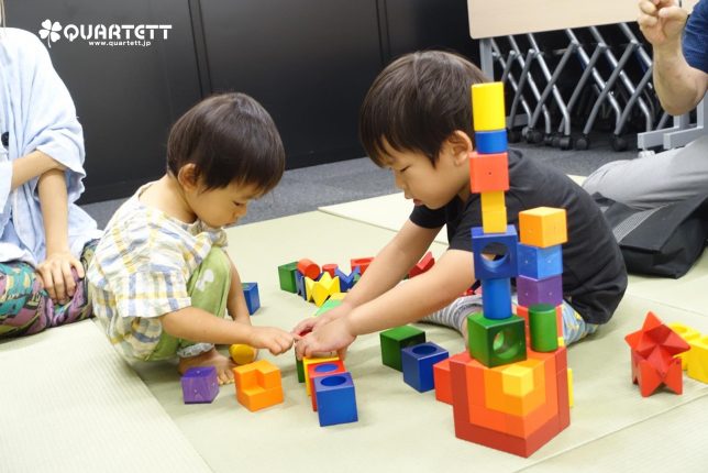 2人で積み木1