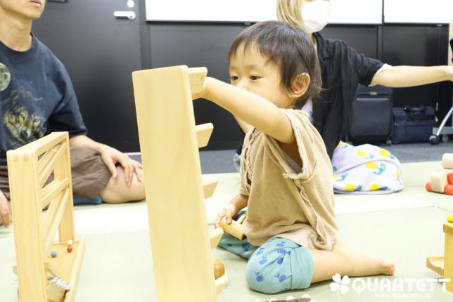 おもちゃで遊ぶ