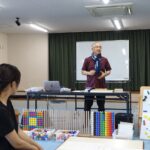 保育環境改善プログラム 園内研修 構成遊び ビーズボードを前に説明する藤田代表理事