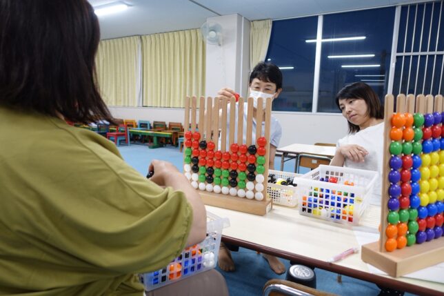 知育玩具 保育士研修 ペグとビーズを使った構成遊びに取り組む先生方