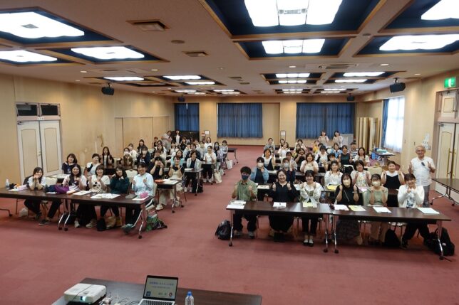 100名以上の保育士が参加した大規模な研修会場の全体風景