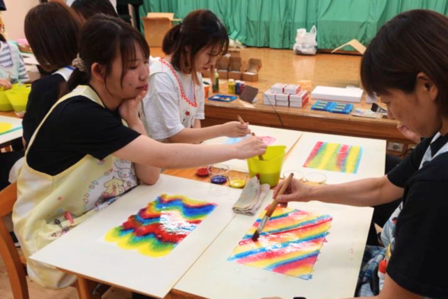 保育環境改善プログラム 造形研修 水彩絵の具でグラデーションを描く先生方の実践の様子