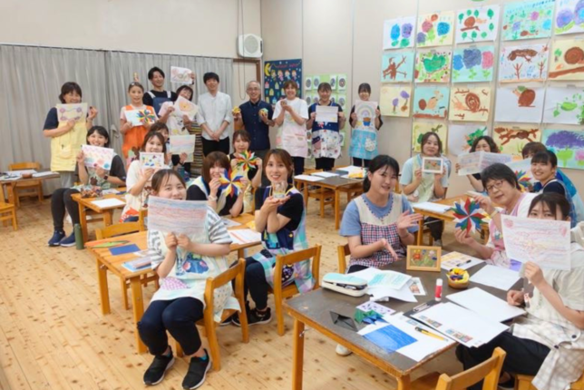 保育環境改善プログラム 造形研修 完成した作品を手に笑顔で集合する先生方
