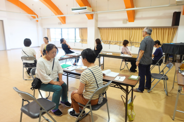保育環境改善プログラム わらべうた研修 先生方が集まり対話形式で学ぶ園内研修の全景
昔伝えのわらべうた