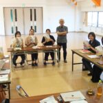 保育環境改善プログラム わらべうた研修 研修終了後にテキストを掲げて記念撮影する先生方