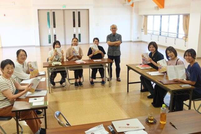 保育環境改善プログラム わらべうた研修 研修終了後にテキストを掲げて記念撮影する先生方

おもちゃで作る保育環境を保育に活用する。