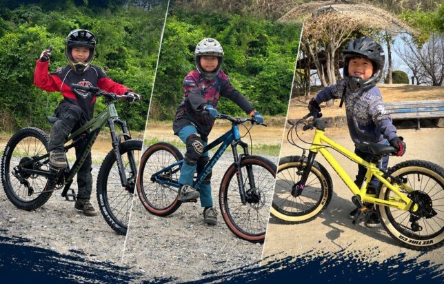 エイトショットのマウンテンバイクにまたがる大野三兄弟。ヘルメットを着用し、屋外で笑顔で撮影。