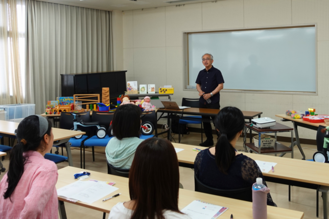 保育士向け研修会で講義を聞く参加者たちの様子