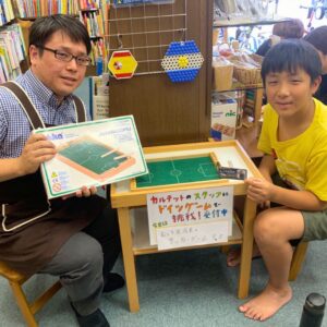 ワールドカップ開催記念サッカーゲームイベント参加者とむっち兄店長の記念撮影
