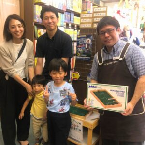 むっち兄店長とサッカーゲームイベント参加者の記念撮影