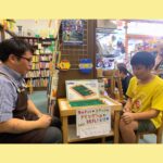 ワールドカップ開催記念サッカーゲームイベントで対戦を楽しむ親子