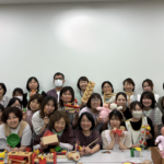 参加いただいた保育士さんと。お気に入りのおもちゃをもって。