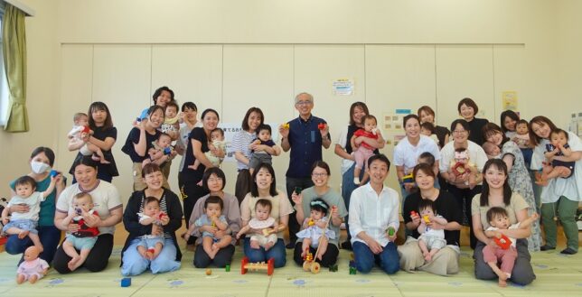 稲沢市で開催された育児講座「創造力を育てるおもちゃの選び方・与え方講座」に参加した親子と、講師のむっちパパ藤田の集合写真