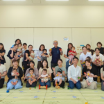 稲沢市で開催された育児講座「創造力を育てるおもちゃの選び方・与え方講座」に参加した親子と、講師のむっちパパ藤田の集合写真