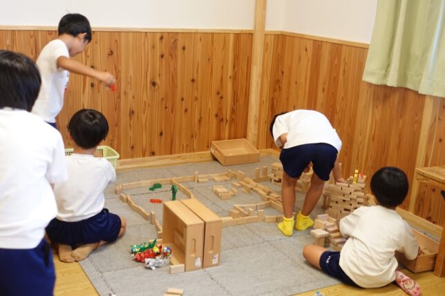 積み木で街をつくる子どもたち